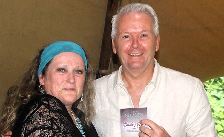 Fred van Eijk ontvangt boek van nieuwe Travel Counsellor Dorothea